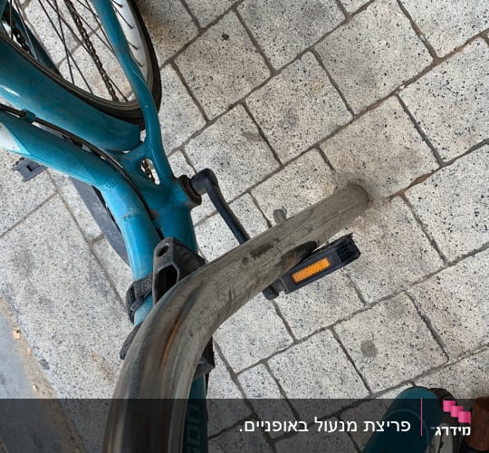 אופניים נעולים למתקן מתכת על מדרכה